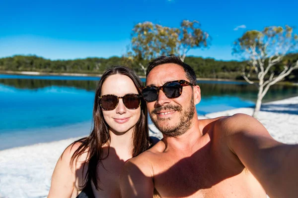 Gelukkig Stel Bij Lake Mckenzie Fraser Island Queensland Australië — Stockfoto