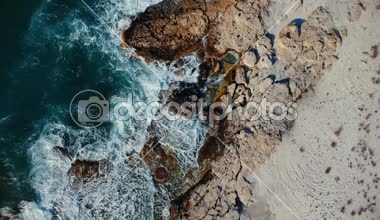 Güneşli bir günde dalgalar ile sahil