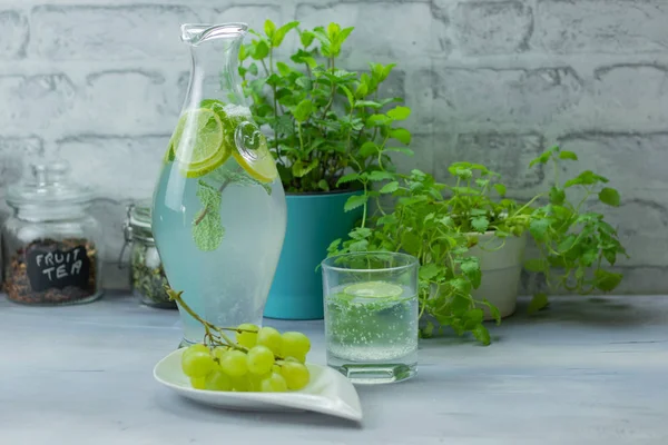 Meyveli, otlu bir yaz içkisi.