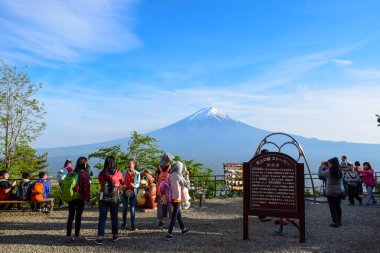 Kawaguchi, Yamanashi Japonya 'nın başkenti Kawaguchi' de Fuji Dağı ile Tenjo-Yama Parkı 'nda harika vakit geçiren turistler.