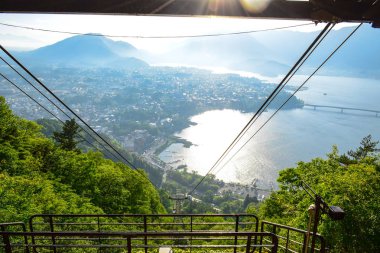 Kachi Kachi teleferik gidiş kadar Dağı Tenjo Yama'nın tepe doğru Gölü Kawaguchiko: Yamanashi, Japan