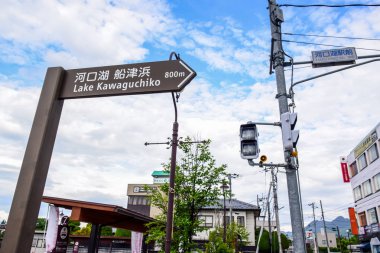 Kawaguchiko Gölü sokak tabelası, turistleri Kawaguchiko Gölü - Yamanashi, Japonya