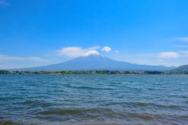 Kawaguchiko Gölü, Japonya Açık mavi gökyüzü ünlü Fuji Dağı görünümünde
