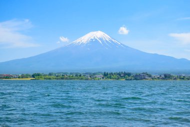 Kawaguchiko Gölü, Japonya Açık mavi gökyüzü ünlü Fuji Dağı görünümünde