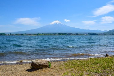 Kawaguchiko Gölü, Japonya Açık mavi gökyüzü ünlü Fuji Dağı görünümünde