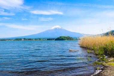 Kawaguchiko Gölü, Japonya Açık mavi gökyüzü ünlü Fuji Dağı görünümünde