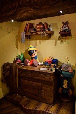 Pinokyo ile Geppetto'nın ev Disneystore Shibuya, Tokyo yer alan tablo kurulum