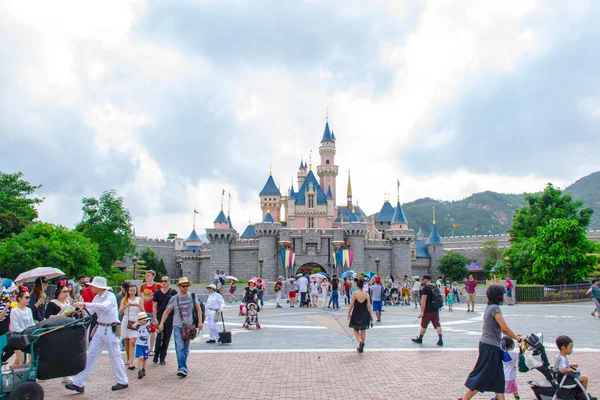 Turisti Trascorrono Loro Tempo Hong Kong Disneyland — Foto Stock