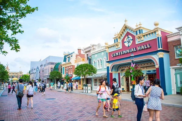 Turistas Pasan Tiempo Hong Kong Disneyland — Foto de Stock