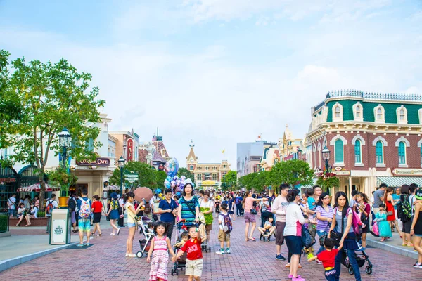 Toeristen Hun Tijd Doorbrengen Hong Kong Disneyland — Stockfoto