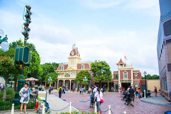 Toeristen Hun Tijd Doorbrengen Hong Kong Disneyland — Stockfoto