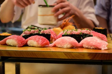Japon Şef Japon yemekleri tarzı hizmet suşi bir restoranda ayarla.
