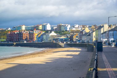 Güzel bir plaj ve sahil şeridi sahil kasabası kabuğu, Man Adası