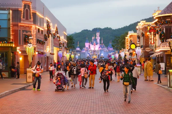 Turistů Kteří Tráví Svůj Čas Hong Kong Disneyland — Stock fotografie