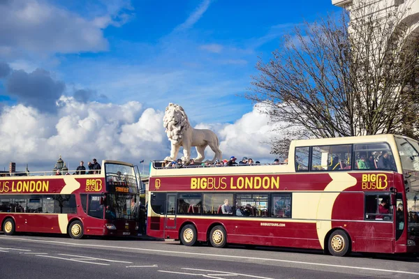 Londyn Autobus Turystyczny Biorąc Turystów Miejsc Londynie Wielka Brytania — Zdjęcie stockowe