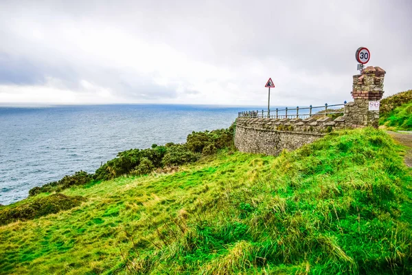 Bellissimo Paesaggio Con Verde Collina Mare Azzurro Nell Isola Man — Foto Stock