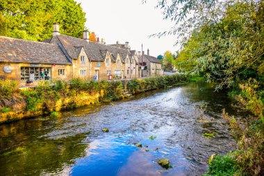 BIBURY, İngiltere: Cotswold, Gloucestershire, İngiltere 'deki Bibury köyünün geleneksel Cotswold taştan kulübeleri