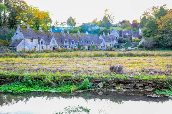 グロスターシャー州 イングランド イギリスのコッツウォルズ地方の美しいバイブリーの古い村 — ストック写真