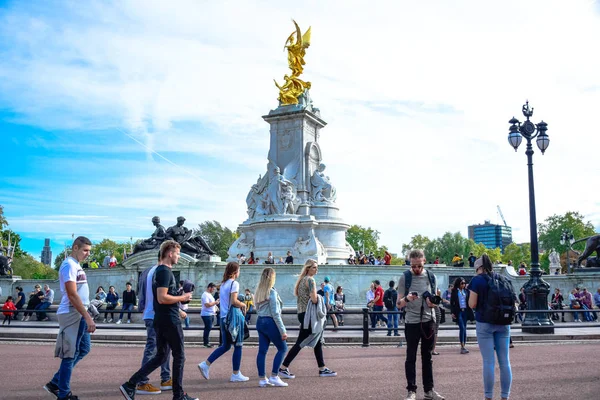 Tourist Visiting Victoria Memorial Front Buckingham Palace Also Known Buckingham — Stock Photo, Image