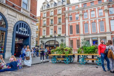 Covent Garden'da zaman harcama turist pazarı, sitelerin en popüler alışveriş ve turistik London, Büyük Britanya