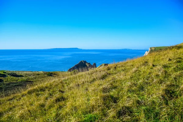 美丽的景观和海景杜勒道姆 一个天然石灰石拱门在侏罗纪海岸附近的卢尔沃思在多塞特 — 图库照片