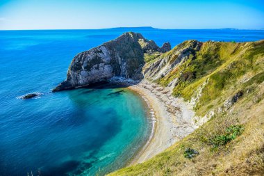 Durdle kapı, bir doğal kireçtaşı kemer olarak Jurassic Coast Lulworth Dorset, İngiltere, Birleşik Krallık'taki yakınında güzel manzara ve deniz manzarası görünümü