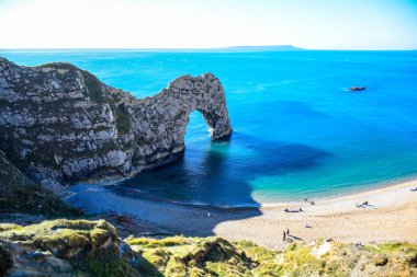Durdle kapı, bir doğal kireçtaşı kemer olarak Jurassic Coast Lulworth Dorset, İngiltere, Birleşik Krallık'taki yakınında güzel manzara ve deniz manzarası görünümü