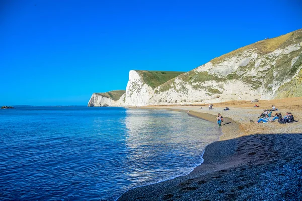 Turisté Užívat Svůj Čas Krásné Krajině Krajina Pohled Durdle Door — Stock fotografie