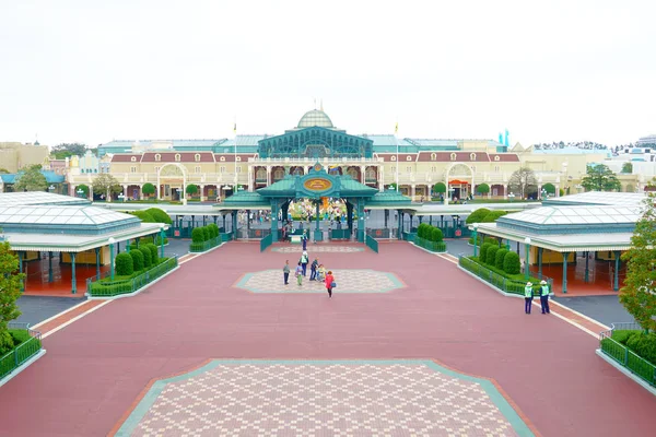 Τουρίστες Που Εισέρχονται Τόκιο Disneyland Στην Κύρια Είσοδο Του Τόκιο — Φωτογραφία Αρχείου