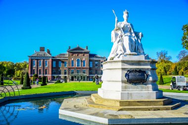 Büyük Kraliçe Victoria heykeli önünde Kensington Sarayı Royal Borough Kensington ve Chelsea Londra, İngiltere, Birleşik Krallık
