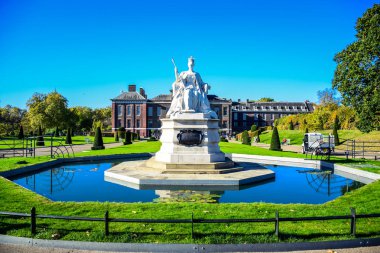 Büyük Kraliçe Victoria heykeli önünde Kensington Sarayı Royal Borough Kensington ve Chelsea Londra, İngiltere, Birleşik Krallık