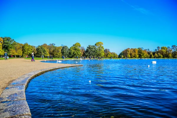 Tourists Spending Enjoying Relax Time Pond Kensington Garden Front Kensington — Stock Photo, Image