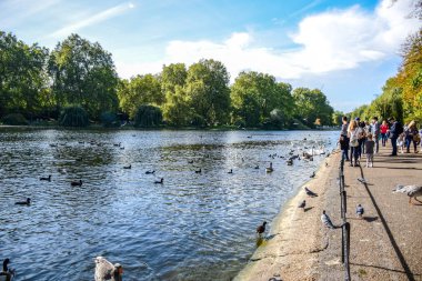 St James's Parkı Gölü St James's Park, Londra, İngiltere, Birleşik Krallık'taki kendi vaktinizi turist