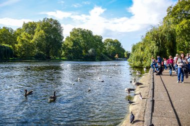 St James's Parkı Gölü St James's Park, Londra, İngiltere, Birleşik Krallık'taki kendi vaktinizi turist