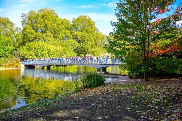Tourists Crossing Bridge James Park Lake James Park London England — Stock Photo, Image
