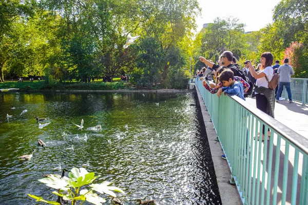 Tourists Enjoying Time James Park Lake James Park London England — Stock Photo, Image