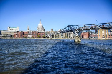 Millennium Köprüsü arka plan, Londra, İngiltere, Birleşik Krallık'taki Saint Paul Katedrali ile yürürken Thames Nehri geçerken turist