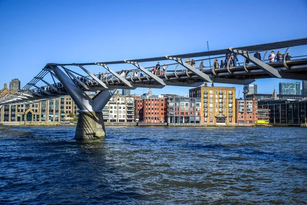 Touristes Traversant Tamise Marchant Travers Millennium Bridge Londres Angleterre Royaume — Photo