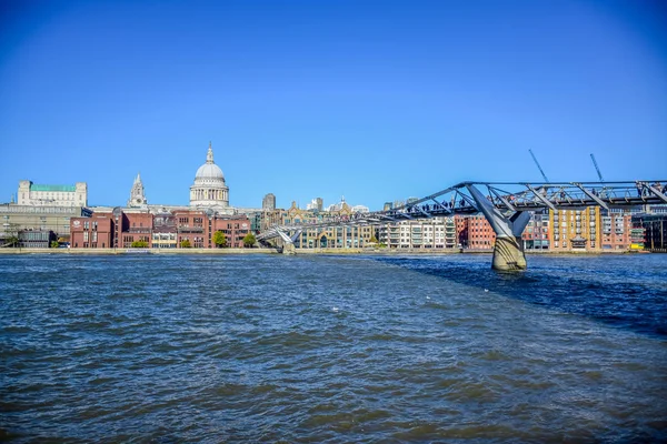 Touristes Traversant Tamise Marchant Travers Millennium Bridge Avec Cathédrale Saint — Photo