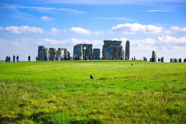Туристы Посещающие Стоунхендж Доисторический Каменный Памятник Солсбери Уилтшир Англия Великобритания — стоковое фото