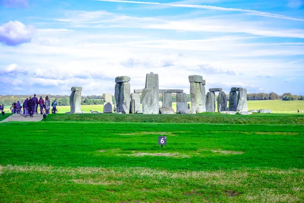 Touristen Besuchen Stonehenge Ein Prähistorisches Steinmonument Salisbury Wiltshire England Vereinigtes — Stockfoto