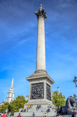 Yerli halk ve turistler Nelson's Column dışarı asılı, Amiral Horatio Nelson anısına yapılmış bir anıt Trafalgar Meydanı City Westminster, Londra, İngiltere, Birleşik Krallık'nda yer alan