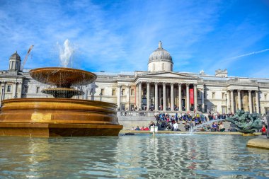 Trafalgar Meydanı'nda Çeşme önünde National Gallery Müzesi City Westminster, Londra, İngiltere, Birleşik Krallık'taki atmosferinin