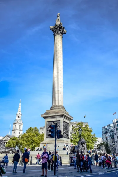 Locales Turistas Pasando Rato Nelson Column Monumento Construido Para Conmemorar —  Fotos de Stock