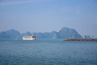 Turist gemisi yelken ve deniz Halong Bay, Vietnam karstik manzarada ziyaret turist alarak