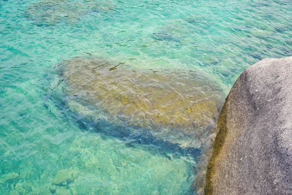 Roccia Sul Fondo Del Mare Poco Profondo Vicino Alla Spiaggia — Foto Stock