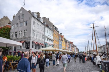 Yerli halk ve turistler ziyaret Nyhavn, bir çok popüler waterfront, Kopenhag, Danimarka Kanal ve eğlence bölgesinde zaman harcama