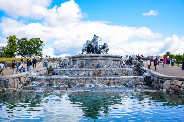 Tourists Visiting Gefion Fountain Large Scale Group Animal Figures Being — Stock Photo, Image