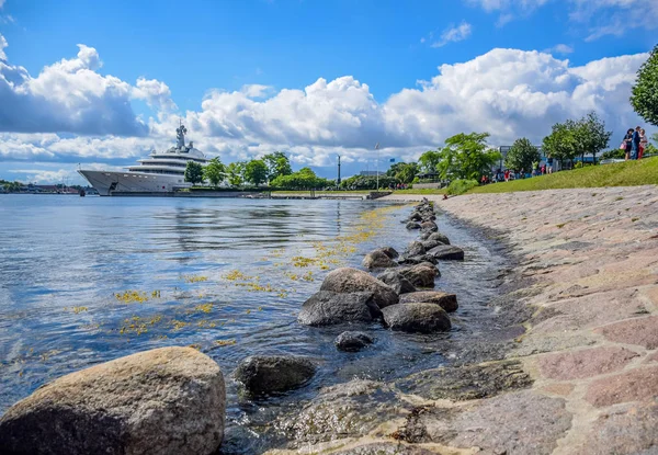 在丹麦哥本哈根市中心的兰吉尼公园旁 可以看到兰吉尼码头和长廊 在那里 大多数抵达哥本哈根的游轮也停泊在兰吉尼码头 图库图片