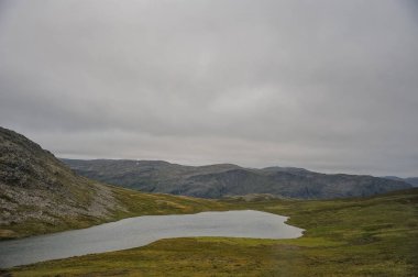 Dağ ve deniz Finnmark County Magerya Adası'nda görünümünü North Cape (Nordkapp) giderken, gece yarısı saat Norveç'te manzara